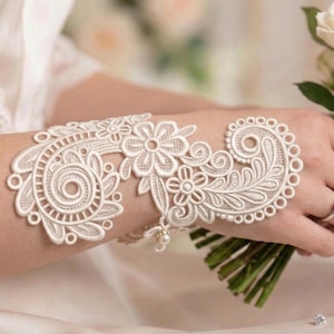 Pode incluir: Uma placa de madeira artesanal com o texto "Welcome to our home" em estilo manuscrito. A placa é pintada de branco com letras pretas e um acabamento envelhecido, perfeita para decoração de casa de campo.