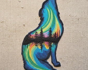 Diseño de bordado de lobo de la aurora boreal, silueta de lobo de la aurora boreal, paisaje forestal de lobo aullando, cielo nocturno, diseño de arte de vida silvestre