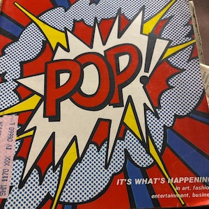 Może przedstawiać: Okładka magazynu Newsweek z 25 kwietnia 1966 roku, z odważną grafiką "POP" w kolorach czerwonym, białym i czarnym, z żółtymi błyskawicami i niebieskimi akcentami. Okładka zawiera również tekst "IT'S WHAT'S HAPPENING".