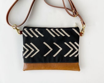 Small crossbody bag in black and cream arrow