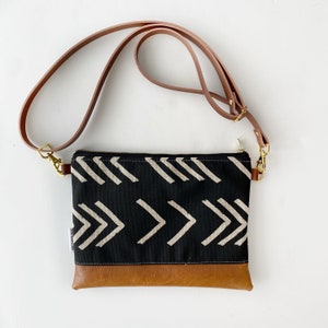 Small crossbody bag in black and cream arrow