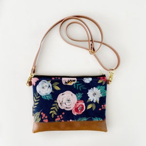 Small crossbody bag in navy floral