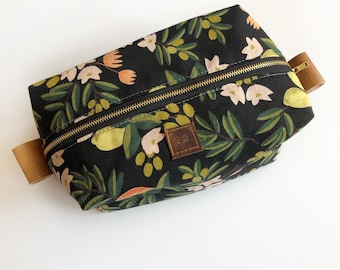 Kastige Schminktasche aus Ripspapier citrus floral - innen schwarz