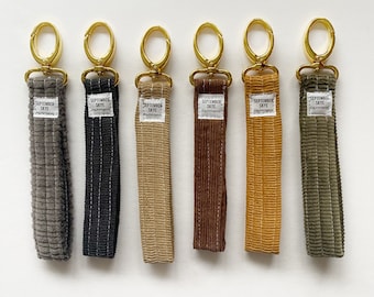 Gouden sleutelhanger in corduroy aardetinten - polsbandje - cadeau nieuwe auto - sleutelhanger voor vrouwen - tienercadeau