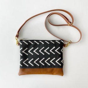 Small crossbody bag in mud cloth black and white arrow