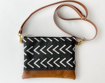 Small crossbody bag in mud cloth black and white arrow