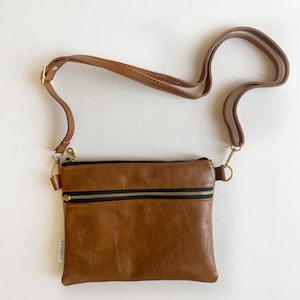 Fabriqué sur commande - Petit sac à bandoulière en simili cuir marron avec fermeture éclair extérieure - marron cognac - cuir végétalien - sac de voyage