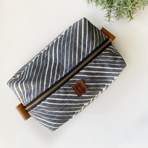 Gray griffin slub boxy makeup bag with leaf interior