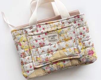 Bibel Tasche in bauschigen gesteppten gelben Blumen - Handgemachter Buchumschlag, Hingabe Geschenk