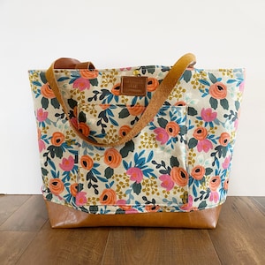 Hecho a pedido: bolso tote grueso con estampado floral otoñal y base de piel sintética.