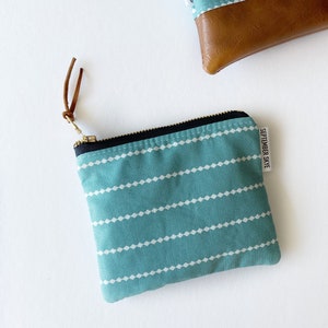 Mini bolsa cuadrada de rayas azules y blancas punteadas - relleno de cesta de regalo - pequeño regalo - regalos para ella - mini bolsa de maquillaje