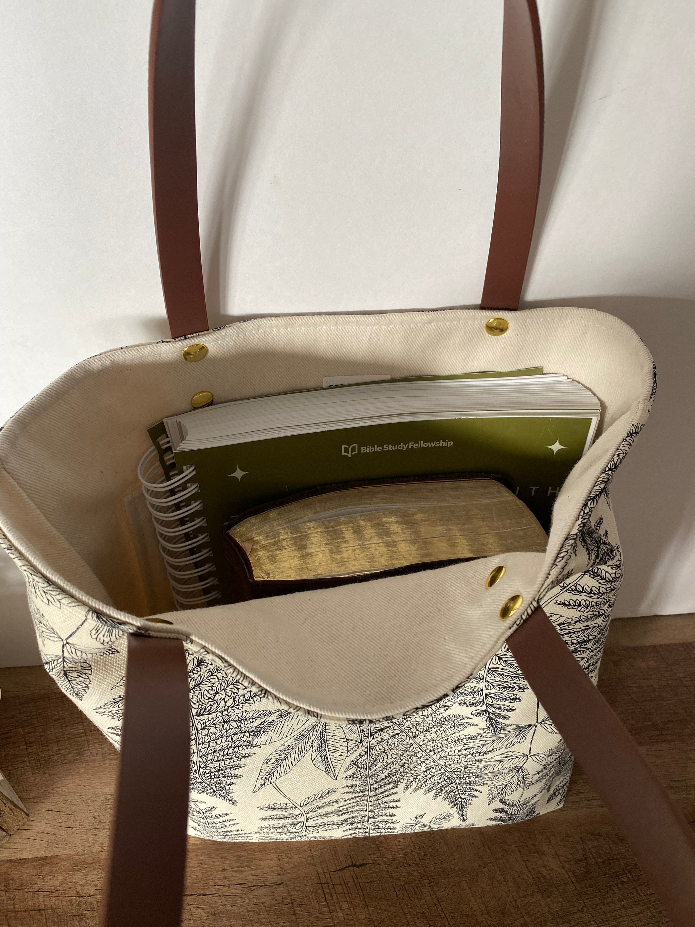 Simple tote sale