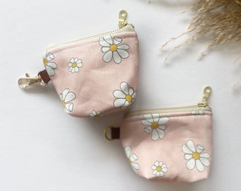 Itty bitty pouch with keychain in light pink daisy