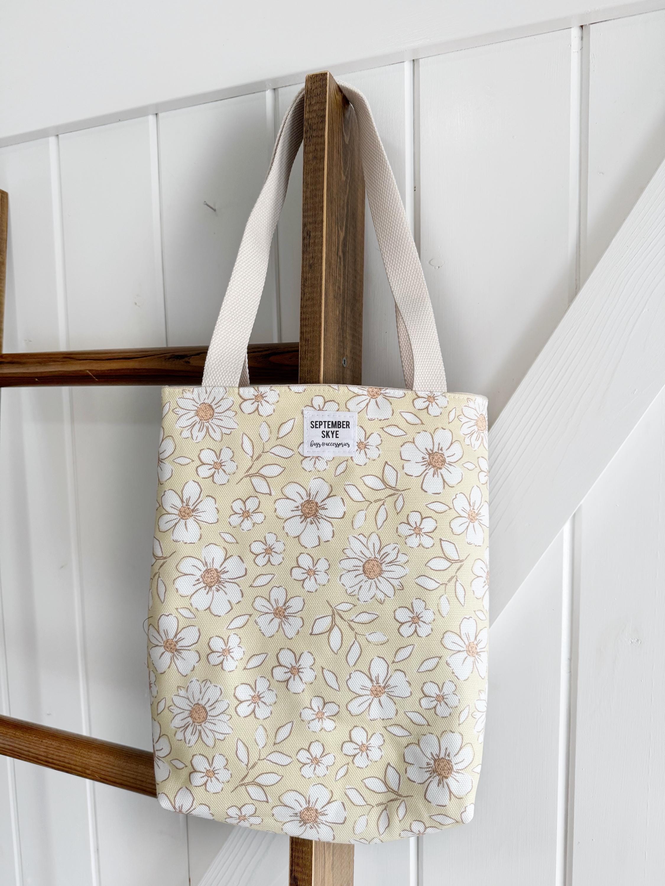 バッグ butter chiiiibag small tote Mini Tote Bag in Butter Yellow Daisy - Bible Tote - Lunch Bag