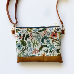 Petit sac à bandoulière en papier de lin bleu marine fleuri