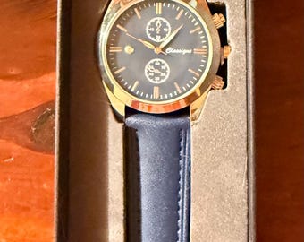 Klassische goldfarbene Armbanduhr mit blauem Lederband
