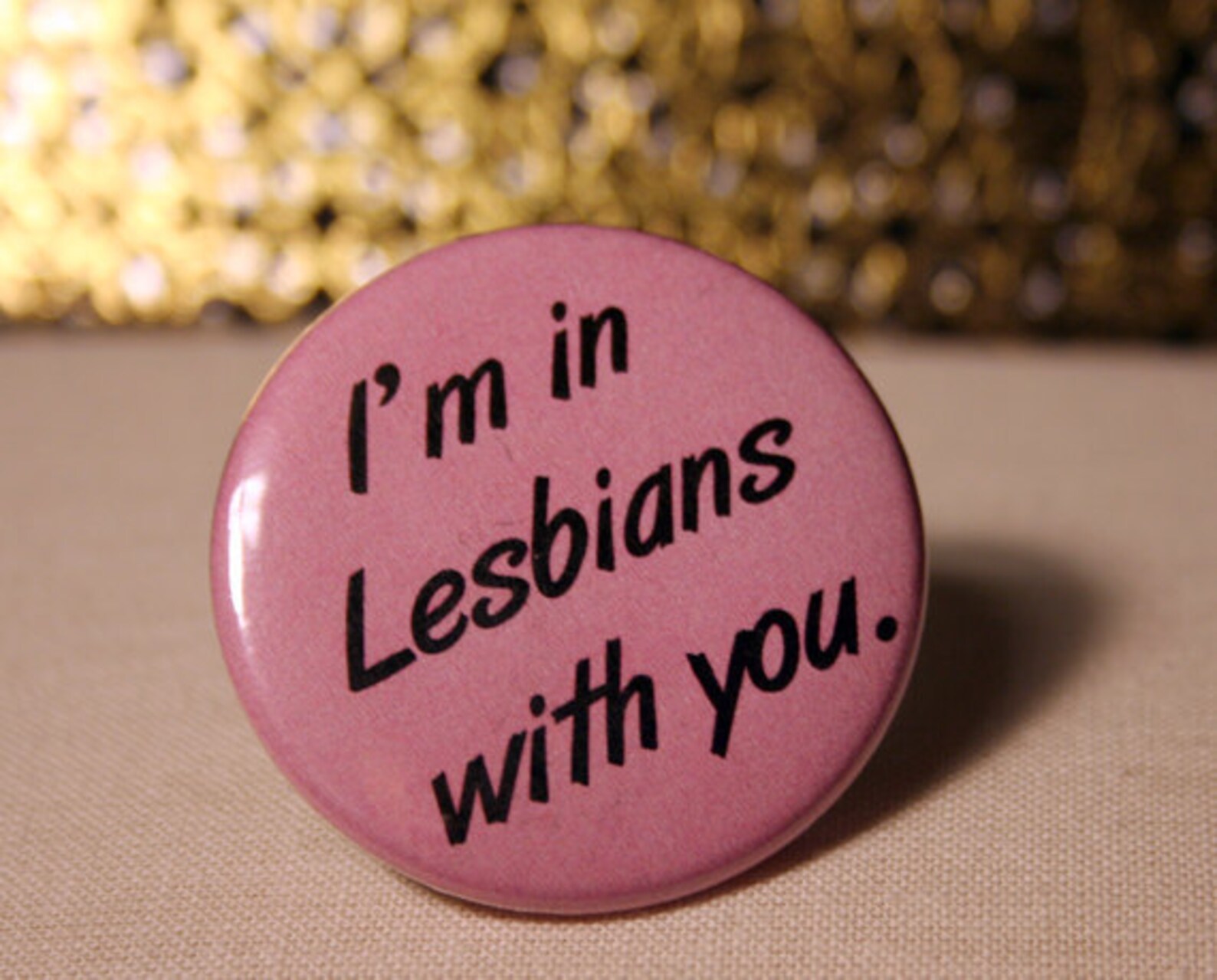 Поцелуй подруг. Lesbian button. Две девочки ласкаются. Поцелуй девушек. Сабриссе алия.