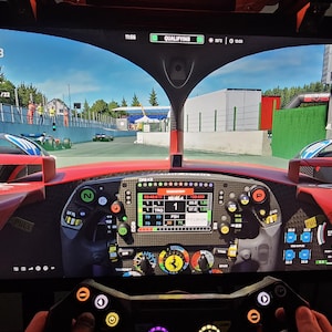 Könnte beinhalten: Ein Rennsimulator-Setup mit einem breiten, gekrümmten Monitor, der eine Ego-Perspektive aus dem Cockpit eines roten Formel-1-Wagens zeigt. Der Bildschirm zeigt ein digitales Armaturenbrett mit Telemetriedaten und den Text QUALIFYING 00:40.833.
