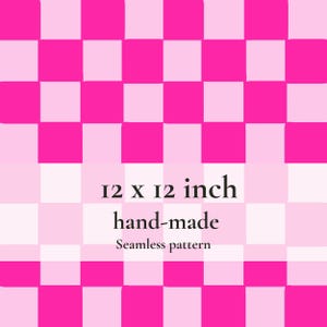 Puede incluir: Un patrón sin costuras hecho a mano con un diseño de tablero de ajedrez. El patrón presenta cuadrados alternos de rosa claro, blanco y rosa intenso. El texto "12 x 12 inch" (30,48 x 30,48 cm) se muestra en negro, junto con "hand-made" y "Seamless pattern".