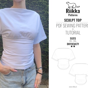 以下が含まれることがあります： 白いSculpt Top、PDFソーイングパターンとチュートリアルが表示されています。 トップスはボートネックと半袖です。 画像のテキストは「Riikka Patterns、SCULPT TOP、PDF SEWING PATTERN + TUTORIAL、SIZES XS-5XL、DIFFICULTY ★★」と表示されています。