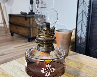 Lámpara de Aceite Antigua de Latón y Vidrio Decorado – Lámpara Vintage 1930 con Flores Pintadas – Decoración Rústica y Romántica