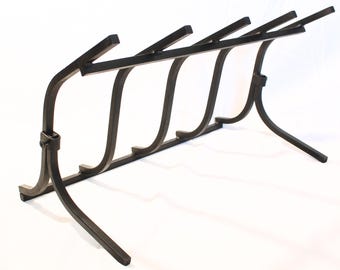 Rejilla de acero resistente para chimenea: hecha a mano para una combustión eficiente de leña.
