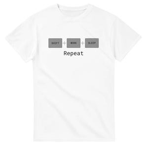Puede incluir: Camiseta blanca con un diseño gráfico. El diseño presenta tres rectángulos grises con las palabras "SHIFT", "WORK" y "SLEEP" impresas, conectadas por signos más. Debajo de los rectángulos, está impresa la palabra "Repeat".