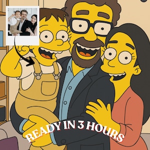 Könnte beinhalten: Digitales Porträt einer Familie im Stil einer beliebten Zeichentrickserie. Die Familie wird mit gelber Haut und übertriebenen Gesichtszügen dargestellt. Das Bild enthält ein kleines Foto der Familie. Der Text unten lautet "READY IN 3 HOURS."