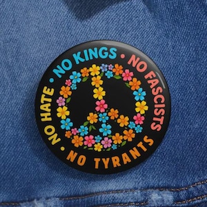 Broche Pró-Democracia: Distintivo Antifascista com Símbolo da Paz | Broche Floral de Protesto "Sem Ódio, Sem Reis, Sem Tiranos" | Acessório Político