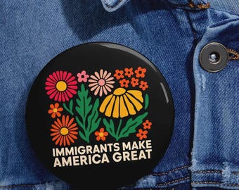 Botón/Pegatina o imán con mensaje político activista a favor de la inmigración con temática floral.