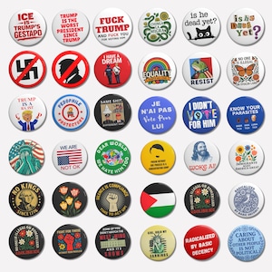 Puede incluir: Una colección de botones políticos redondos con varios diseños y texto. Los botones presentan frases como "FUCK TRUMP", "Equality" y "Abolish ICE". La paleta de colores incluye rojo, blanco, azul y negro.