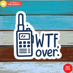 Puede incluir: Una pegatina blanca con el contorno azul de un walkie-talkie y la frase "WTF over". Sobre un fondo de vetas de madera con tonos azules y marrones. Incluye una insignia dorada de calidad y una insignia roja de entrega rápida.