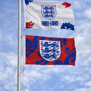 Bandera de fútbol de Inglaterra x paquete de 2 Bandera grande 5 pies x 3 pies Ojales de latón Rojo 3 Leones 1 Blanco 1 Rojo