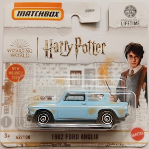 Può includere: Un'auto giocattolo Matchbox, modello di una Ford Anglia del 1962 azzurra, della collezione Harry Potter Wizarding World. La confezione include il logo Matchbox, "NEW 2024" e un'immagine di Harry Potter.