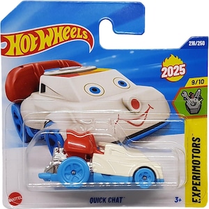 Puede incluir: Un coche de juguete Hot Wheels, modelo "Quick Chat", en un blíster. El coche es principalmente blanco con detalles azules y rojos, con un diseño de cara sonriente. El embalaje incluye el logotipo de Hot Wheels y la marca "Experimotors".