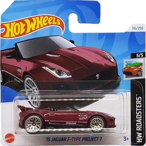 Puede incluir: Un modelo de coche fundido a presión '15 Jaguar F-Type Project 7 de color burdeos. El coche de juguete está empaquetado en una funda de plástico transparente con un respaldo azul y blanco de la marca Hot Wheels. Tiene ruedas plateadas y un alerón.