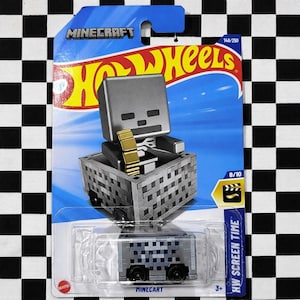 以下が含まれることがあります： ホットウィールズMinecraftダイキャスト玩具車。車は、鉱山カートの灰色のスケルトンキャラクターを特徴としています。パッケージは青色で、Hot WheelsのロゴとMinecraftのロゴが付いています。「HW Screen Time」と「Minecart」の文字が見えます。