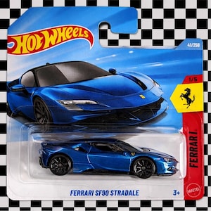 以下が含まれることがあります： 青いホットウィールズのダイキャストモデル、フェラーリSF90ストラダーレ。車は鮮やかな青色で、黒いホイールと黒い屋根が付いています。パッケージには、ホットウィールズのロゴ、フェラーリのブランド、そして「FERRARI SF90 STRADALE」の文字が含まれています。