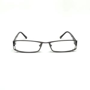 Puede incluir: Gafas rectangulares con montura de metal gris oscuro. Las lentes son transparentes y las patillas son finas y anguladas. Las gafas están sobre un fondo blanco.