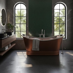 Puede incluir: Un lujoso baño con una bañera exenta de color cobre. La habitación cuenta con paredes de mármol gris oscuro, ventanas arqueadas con marcos negros y una pared de acento de azulejos verde oscuro. Un tocador de madera con lavabos negros y espejos redondos completa el elegante diseño.