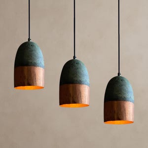 Set med 3 lampor i grön patina i bondgård, hänglampa i oxiderad handgjord koppar, handgjord taklampa i koppar, taklampa