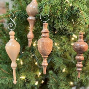 Met de hand gedraaid houten kerstornament