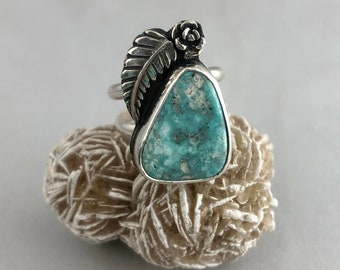 Sonoran Desert Turquoise with Leaf and Rose Accents on a  Sterling Silver Split Ring Band