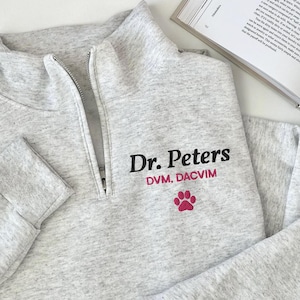 Anpassad broderad veterinärtröja med kvarts dragkedja, personlig DVM LVT-tröja