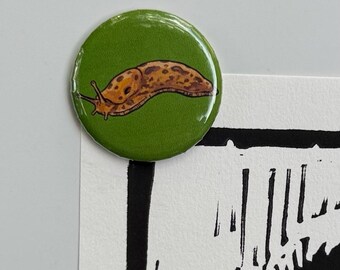 Imán de babosa banana - Imán redondo de 3,18 cm - Imán icónico del Pacífico Noroeste - Recuerdo de Seattle - Decoración de Gorpcore - Pin de insecto adorable - Bengala de senderismo