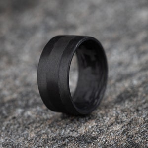 Anello in fibra di carbonio puro ultra sottile con striscia unidirezionale (Saturno nero)
