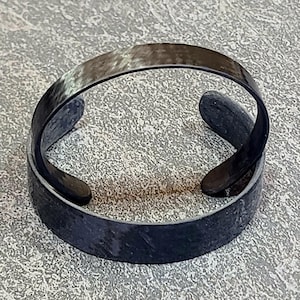Unidrectional Pattern Matte Finish Pure Carbon Fiber Cuff Bracelet. (Oval Shape)