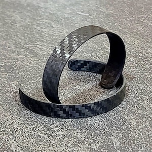 Horizontal Pattern Matte Finish Pure Carbon Fiber Cuff Bracelet. (Oval Shape)