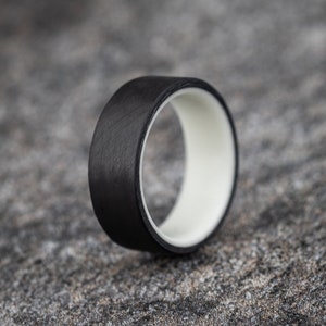 Anello incandescente in fibra di carbonio bianco (modello unidirezionale)