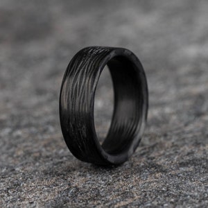 Anillo de fibra de carbono puro Wave - Patrón de onda, acabado mate, anillo minimalista, alianza de boda negra, banda oscura